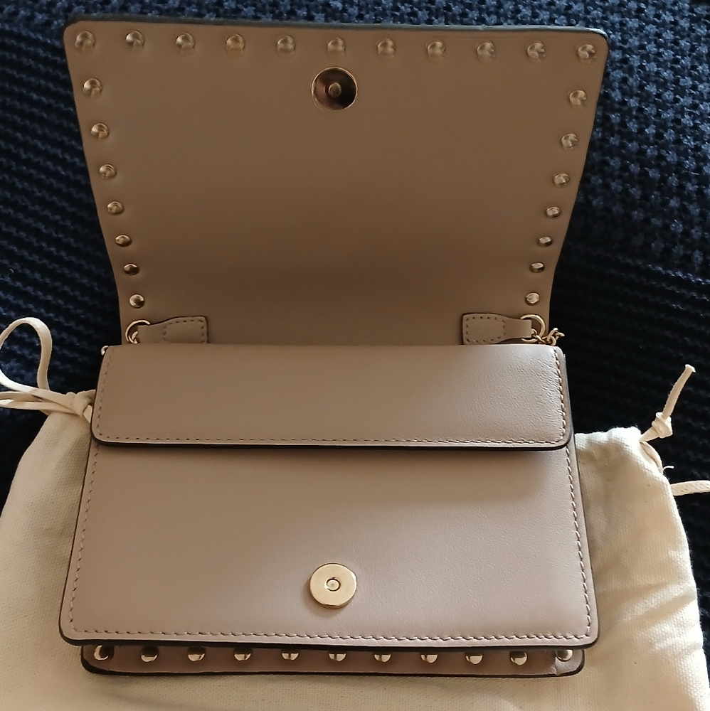 New- Valentino Garavani Rockstud Calfskin Chain Bag In Poudre - Picture 5 of 16
